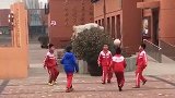 足球当毽子踢这波小学生什么水平?实不相瞒我觉得这才是足球操