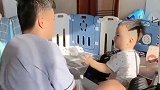 小宝宝打爸爸，没想到爸爸以暴制暴也打起小宝宝了，太搞笑了！