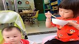 二胎生了弟弟，姐姐的生活就变成了这样，这一幕太暖心了！