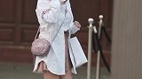 百褶裙也是女生们夏日必备单品～