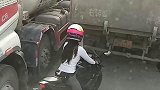 骑摩托兜风的小姐姐，没想不到会被几辆大车困在公路上吧