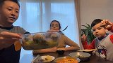 给法国媳妇吃咸鸭蛋娃娃菜，媳妇惊了：上次吃蚂蚁，这次是娃娃？