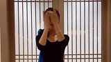 学习礼仪的大表姐，一举一动都是这么的迷人，而且还非常有气质