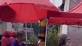 大爷自制电动三轮车，安装假人“司机”