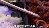 男子吃便当瞬间被流浪猫包围：它们也不吵闹就静静看着你