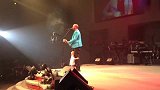 爸爸开演唱会，小儿子含着奶嘴就冲上了台伴起了舞，全场都沸腾了