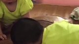 双胞胎萌娃的日常迷惑行为，接下来的画面好搞笑，简直要笑死人了