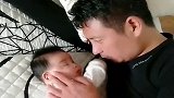 老来得女，怎么看都看不够天天围着，真成了女儿奴