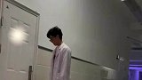 其他卫生打扫好了，轮到大体老师的房间男生却停住了