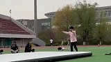 小哥炫技后空翻，在一声声哇塞中迷失自己