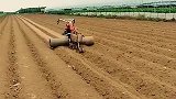 现在的科技究竟有多先进？就连耕地的机械，都可以无人驾驶！