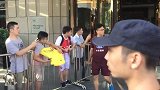 国足-17年-国足出发前往训练场 众国脚乘车前耐心为球迷签名-专题