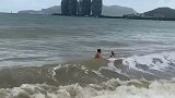 这么大浪还非下海洗澡,这两口子就是给消防员添麻烦