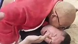 男子参加格斗比赛，对手不讲武德