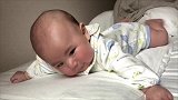 小宝宝睡醒后一脸呆萌地练习趴着，坚持一下子就累得嗯嗯叫，好萌