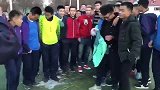 国青苏宁小将成新疆骄傲 叶尔凡在家乡受追捧签名合影不停
