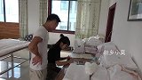 小莫往河里倒半桶诱饵打窝，几分钟后突遇巨物咬钩，这劲力太猛了