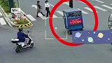无牌三轮电瓶车，闯红灯撞倒行人后逃逸