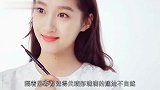 跟郭德纲同桌吃饭关晓彤拘谨,担心走光低头看领口,细节暴露修养