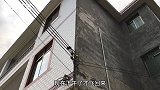 小伙给鹦鹉送吃的，鹦鹉看见飞奔而来