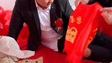 好朋友的随礼看傻了新郎新娘