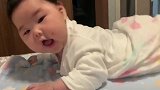 宝宝在床上练习抬头，看着好享受的样子，真叫人喜欢！