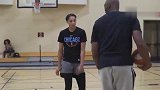 篮球-18年-科比指导wnba球员帕克和坎贝齐训练 老科的后仰跳投莫名看湿了-新闻