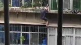 老人出门没带钥匙，竟徒手爬外墙进屋取钥匙