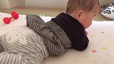 5个月小宝宝翻身，动作真可爱！