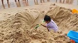 我只是想挖个坑呀！看到海水冲上来，宝宝手足无措的样子真可爱