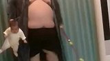 爸爸带娃打扫卫生姿势太豪横