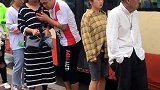 妹子插队，这下遭到报应了吧！
