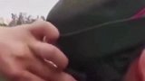 仪仗队女兵站军姿，群众帮忙扇风擦汗，画面真的是好暖心！