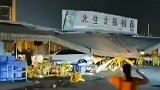 吃宵夜吵架被邻桌拍照引斗殴 男子一怒之下开车撞毁大排档
