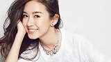 张子萱带女儿过节，安安模仿画中的女孩