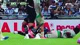 这一下太狠了！慢动作回看拉莫斯遭对手爆头