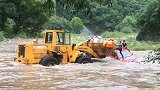 被困洪水四人站车顶喊救命，消防带着铲车举着铲斗来接人！