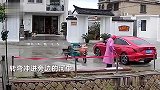 三轮车突然启动冲进河中，旁边男子神反应躲过，监控拍下离奇全程