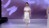 金色的流苏耳坠，搭配上轻薄的衣服，贵气十足