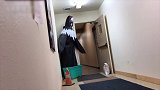 男子穿上玩偶服装，在门口把女子吓坏了，真是太会玩了吧！