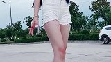 网红美女穿搭时尚有范，翻唱歌曲也是精彩有看点！