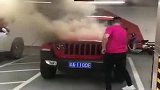 牧马人停车场自燃，旁边的电动车，蔚来慌得一批