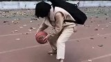 背着吉他打篮球的小姑娘，你喜欢她吗
