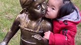 宝宝抱着小铜人不放还亲它，太搞笑了！