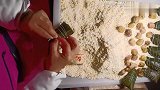 包粽子很容易，粽叶卷一卷，再一折一绑，十分钟轻松包一锅！