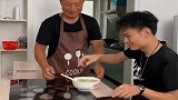 儿子嫌爸爸做饭难吃回房间了，下一秒爸爸举动，真是哭笑不得！