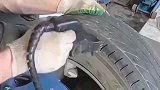 小伙给轮胎翻新，看到他操作的过程，一看就是个干大事的人！