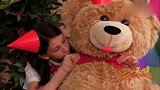 国外爆笑街头恶搞，泰迪熊突然睁眼吹哨子，帮忙系蝴蝶结受惊吓