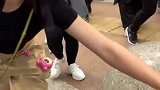 这是哪位，粉丝跌倒了赶紧去扶起来！