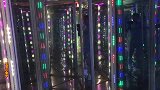小伙走镜子迷宫，在里面摸索前进，差点出不来